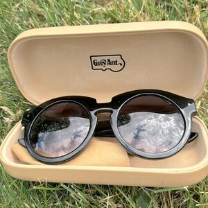 GREY AUNT SUNGLASSES